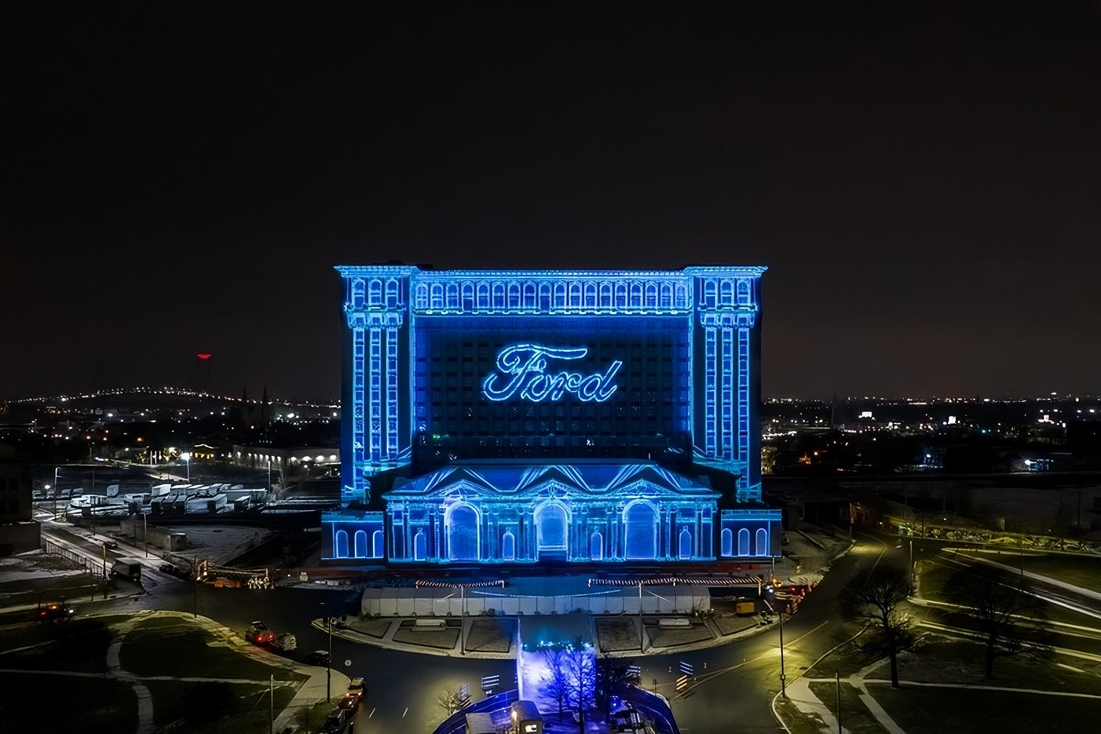 3D mapping and projection mapping show by a creative production studio — immersive projection and festival light show with stage visuals, architectural projection, and large scale mapping. Event content production and live event visuals for concerts, corporate event visuals, multimedia shows, and visual storytelling by an event supplier and event production partner.